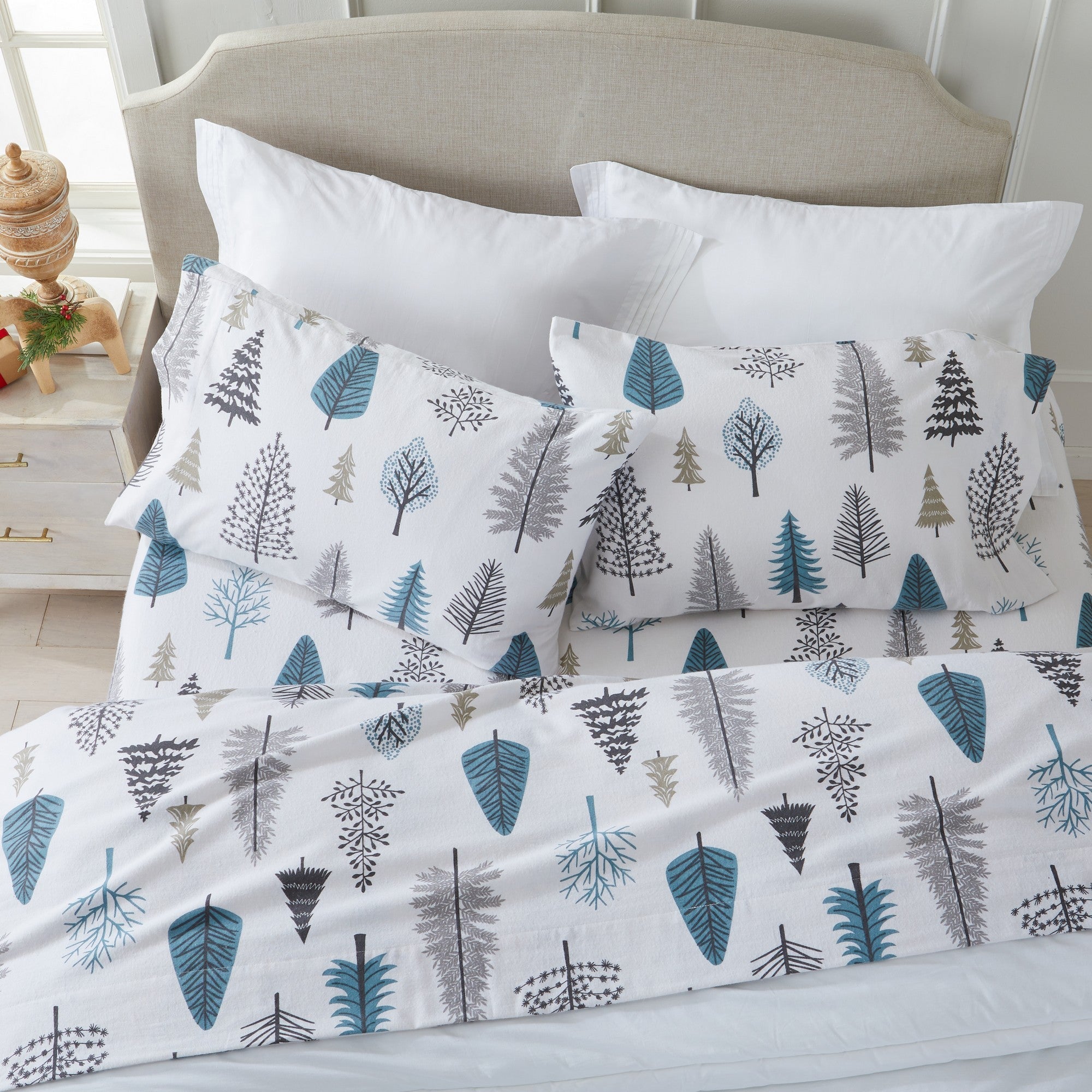 Ultra-soft 100% Turkish cotton flannel sheet set featuring cozy winter-inspired patterns. Warm, breathable, and designed for year-round comfort, with a fully elasticized fitted sheet for a secure fit.