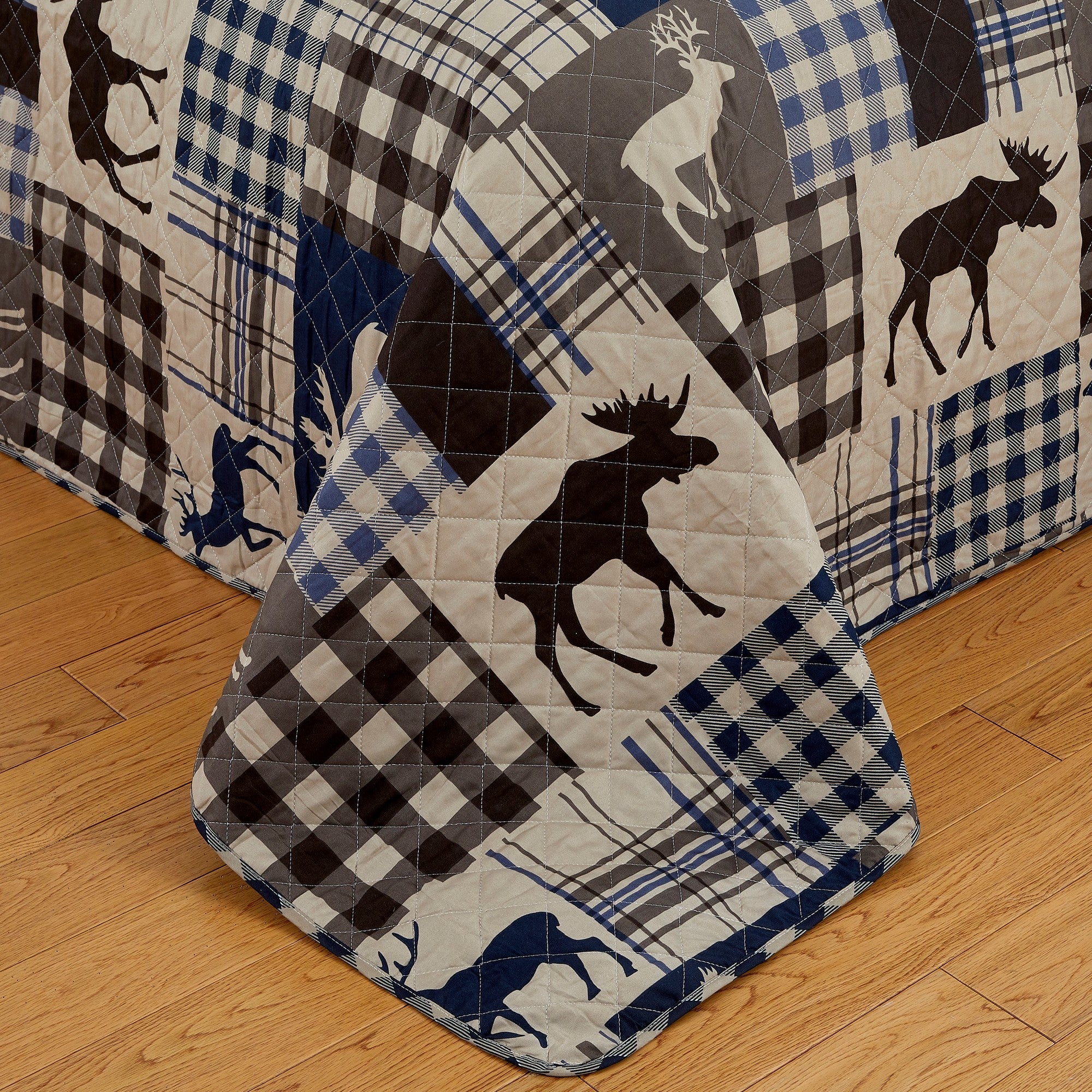 Reversible lodge quilt set featuring rustic plaid patterns and woodland-inspired motifs. Crafted with a soft microfiber shell and cotton-rich fill, this cozy bedding set includes matching sham(s) and brings cabin-inspired style to any bedroom.